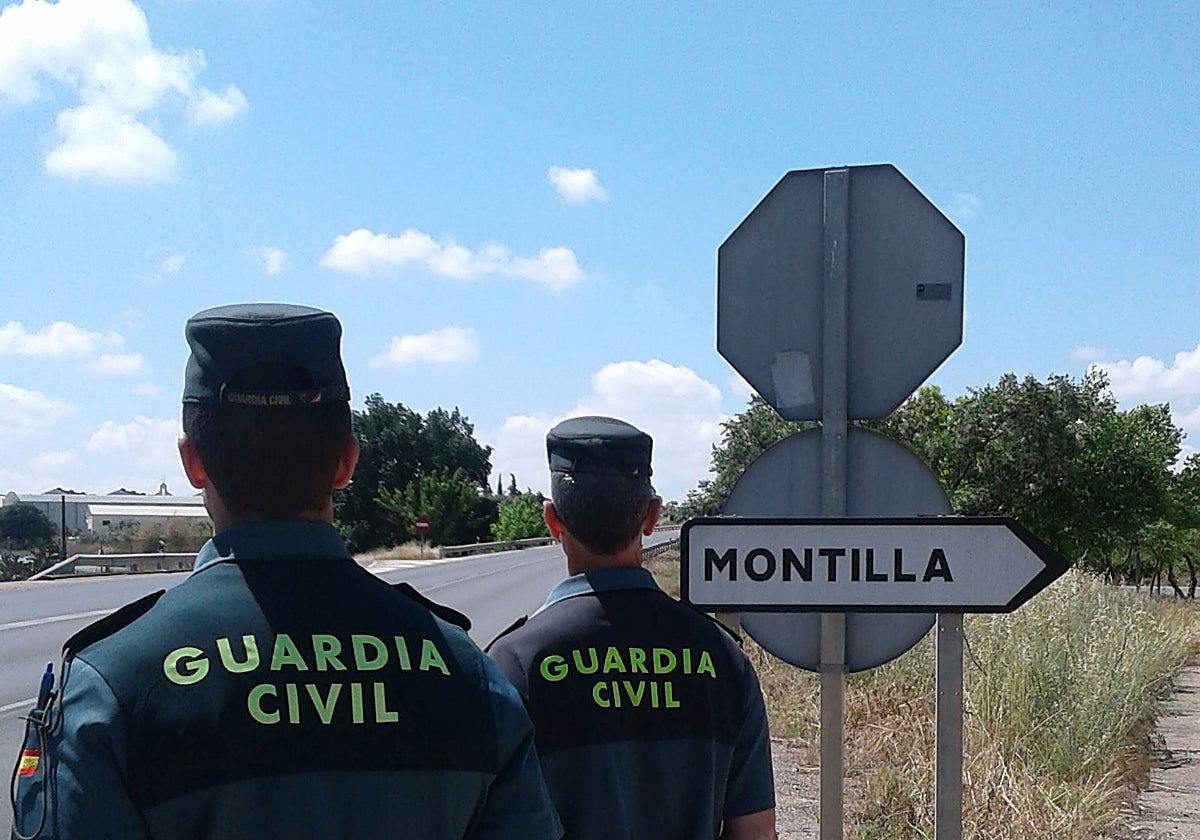 Dos agentes de la Guardia Civil en un control en la localidad de Montilla
