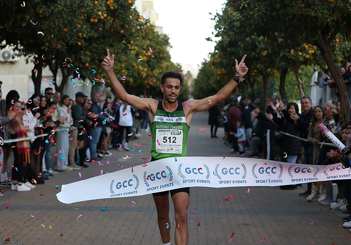 Juan Ignacio Grondona cruza en primer lugar la línea de meta de la San Silvestre de Córdoba