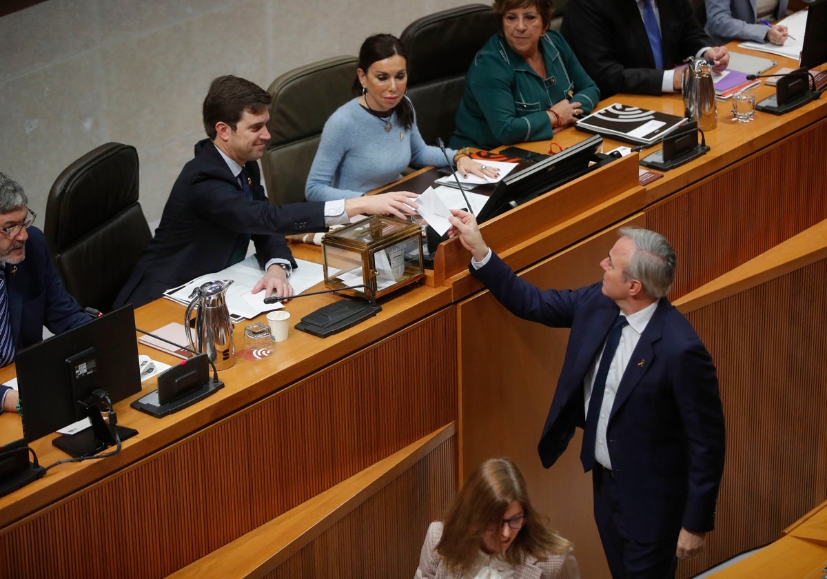 El presidente de Aragón, Jorge Azcón, vota en las Cortes para la elección de la nueva Justicia de Aragón. Imagen de archivo en 2024