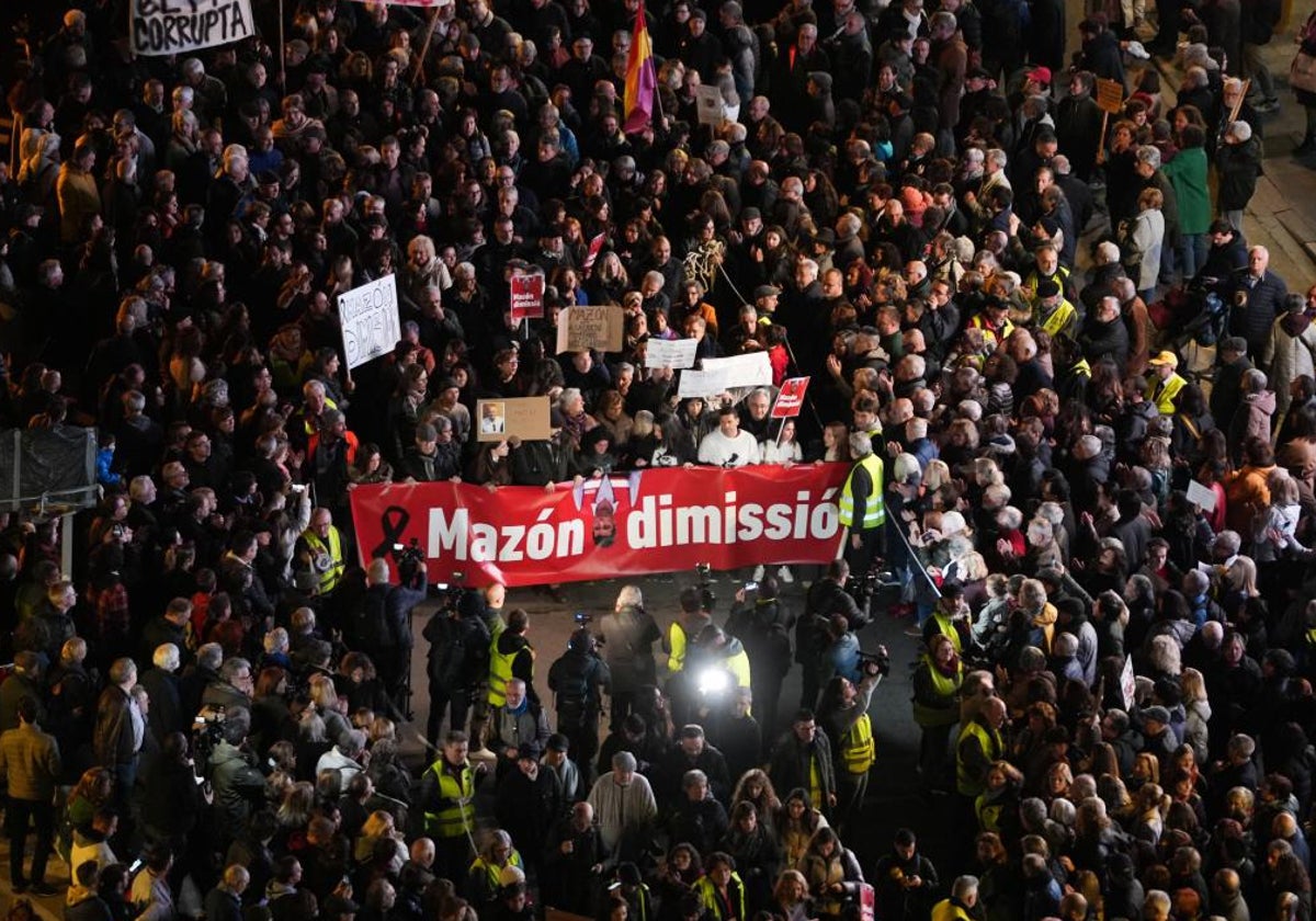 Participantes en la tercera manifestación por la gestión de la dana, el 29 de diciembre en Valencia