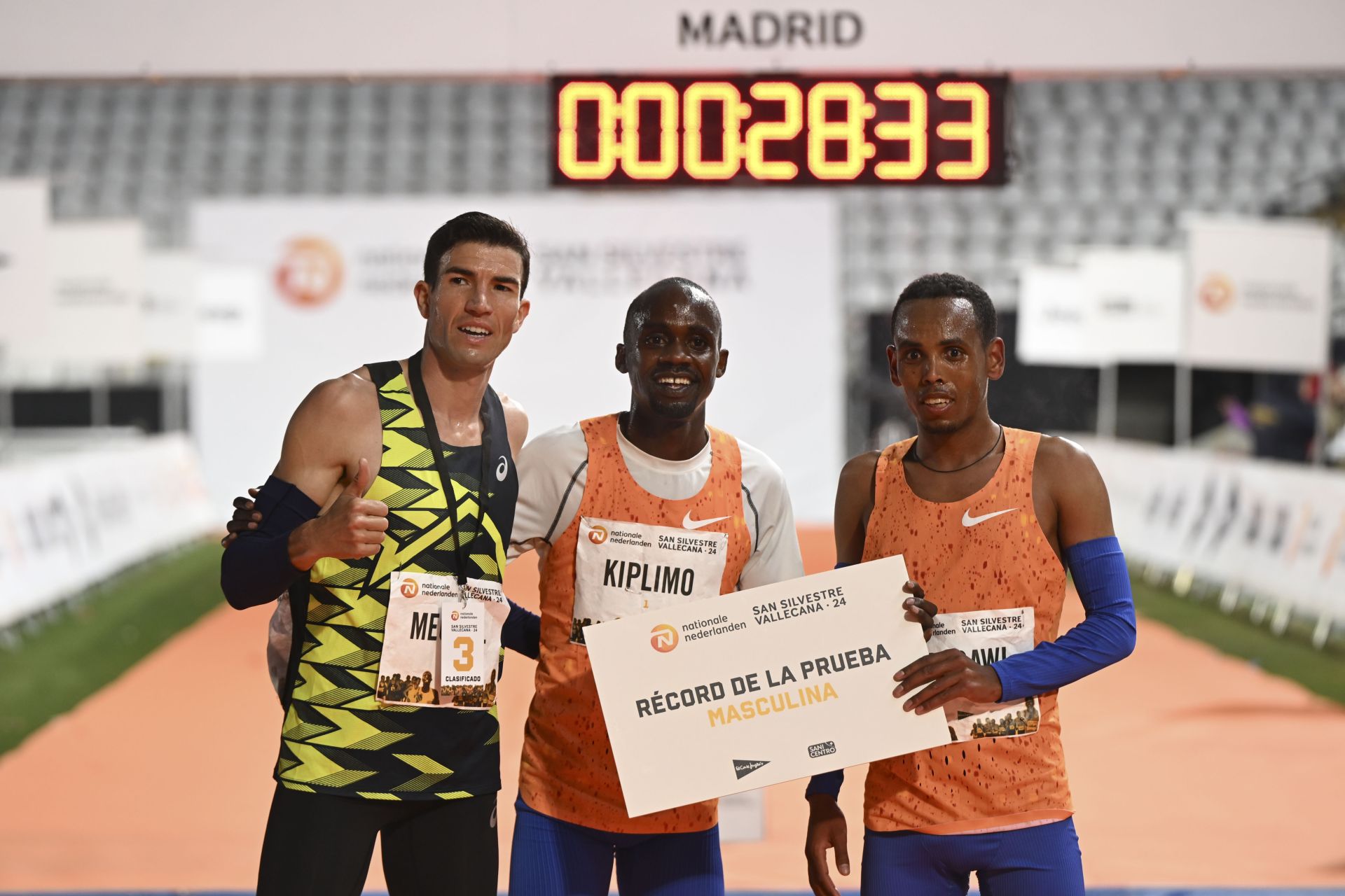 El etíope Berihu Aregawi (d), que terminó primero, el ugandés Jacob Kiplimo (c), segundo, y el español Adel Mechaal (i), tercero.