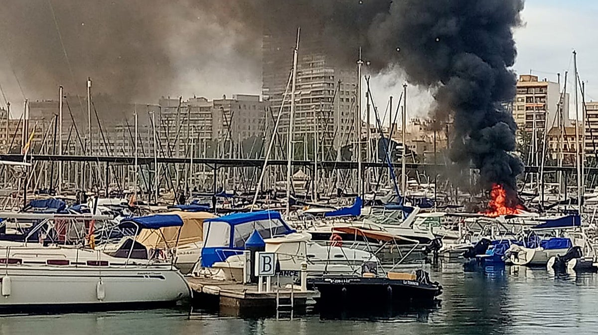 El barco en llamas, amarrado en el puerto de Alicante, este miércoles