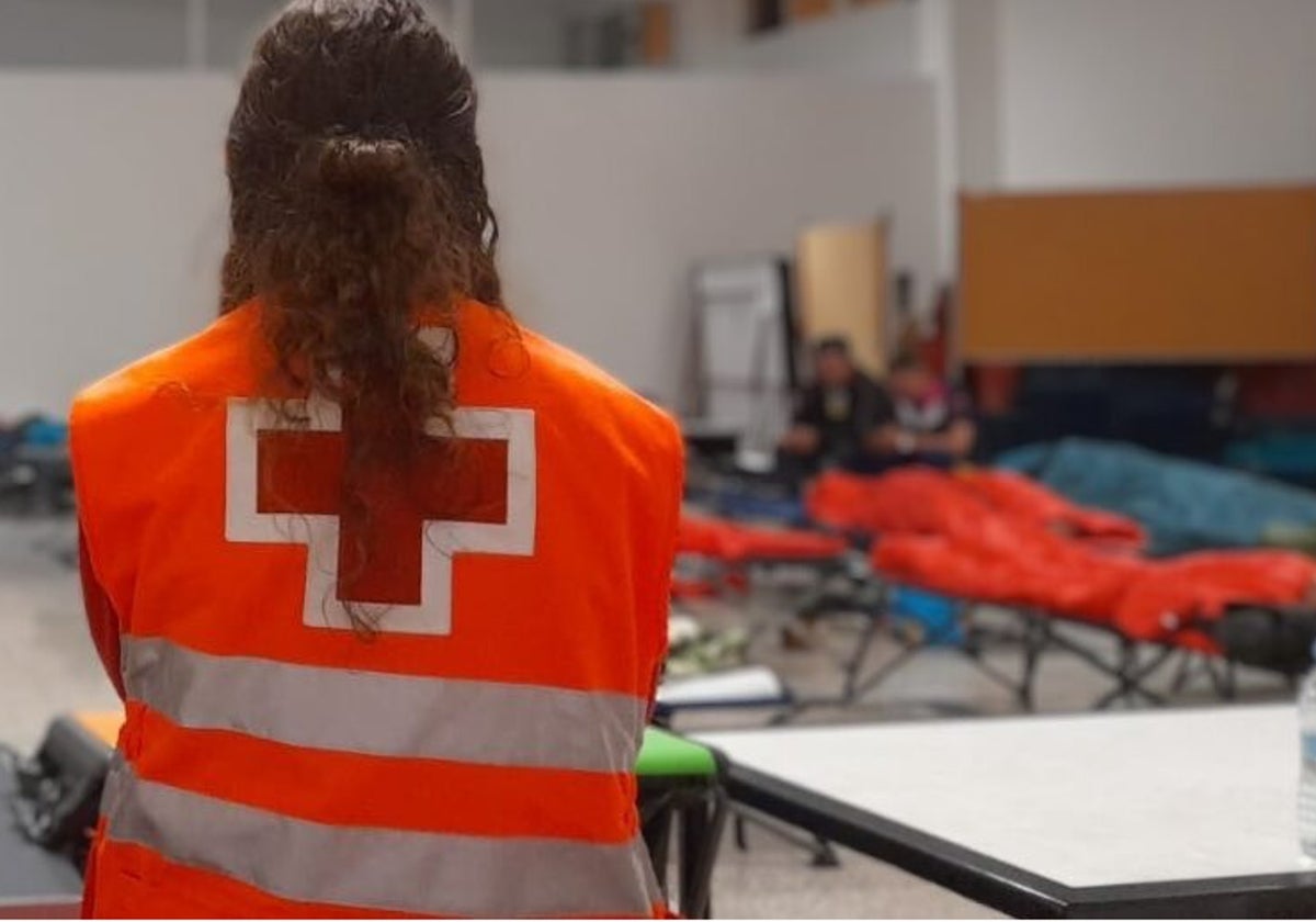 Personal de Cruz Roja Alicante durante una atención de emergencia, en una imagen difundida de sus redes