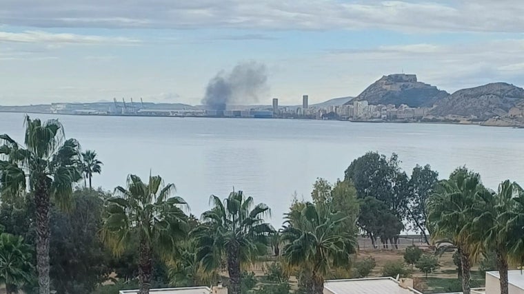 El incendio visto a varios kilómetros de distancia desde la costa