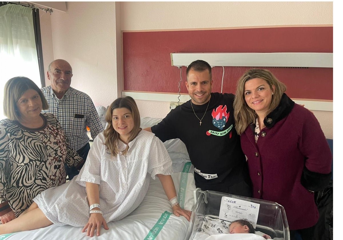 El pequeño Hugo con su familia en el Hospital General Universitario de Albacete