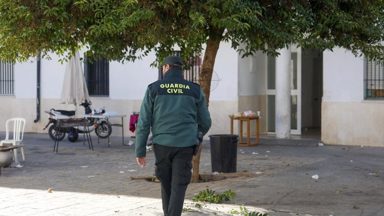 Un agente recorre el lugar donde comenzó la reyerta en Puente Genil esta Nochevieja