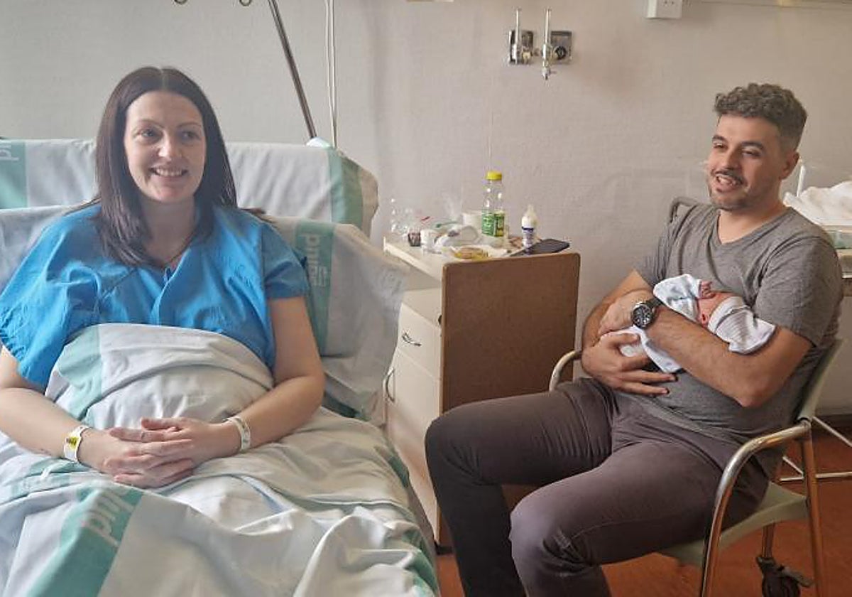 Sara Ruiz y Chema Del Prado, con su hija Roma, primera bebé aragonesa de 2025