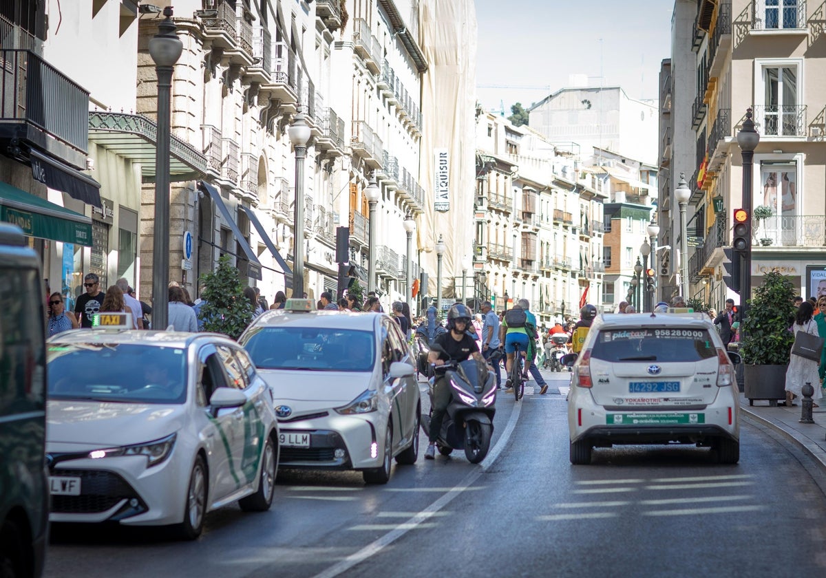 Vehículos en la Avenida Reyes Católicos, en el centro de Granada