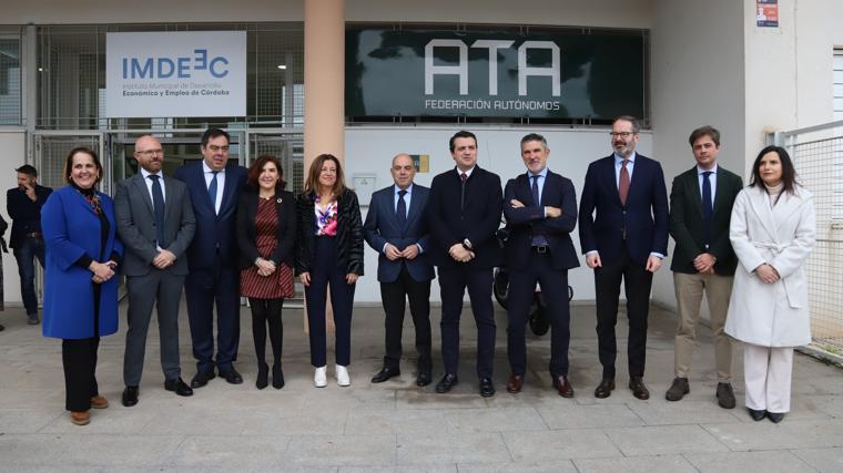 Foto de familia de los participantes en la firma del convenio entre ATA y la Consejería de Educación