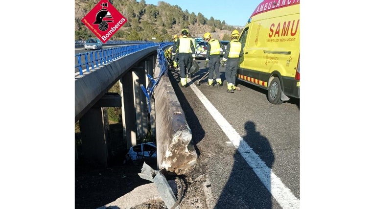 Hueco entre las medianeras de la AP-7 por el que se ve la altura desde la que se ha precipitado el vehículo