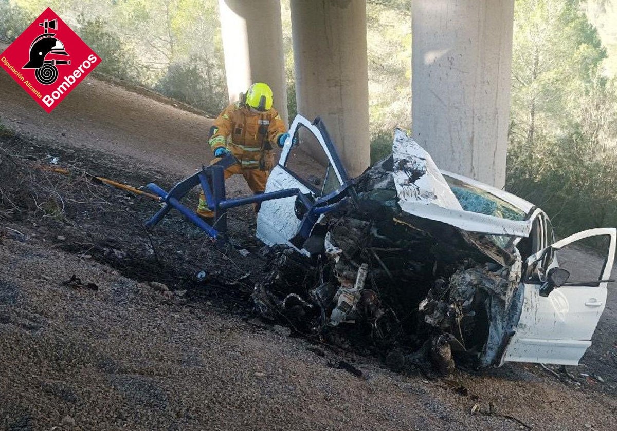 Estado del coche tras caer desde quince metros de altura en la AP-7