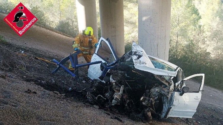 Herido grave un conductor tras caer desde quince metros de altura en la AP-7 en Alicante