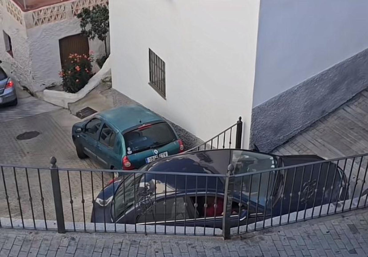 Imagen del vídeo de TikTok en el que a un coche le cuesta subir una cuesta en Málaga