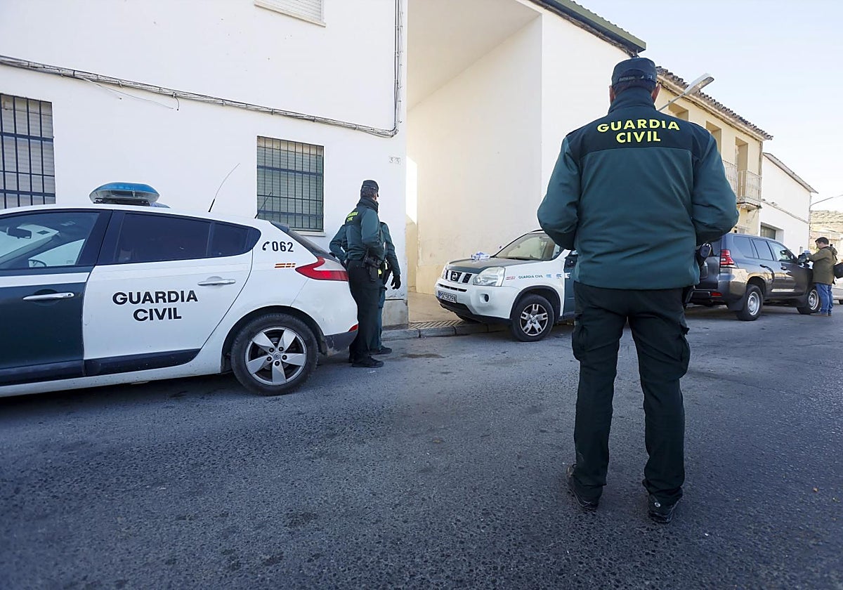 Agentes de la Guardia Civil en la calle Bailén del barrio de Miralgenil