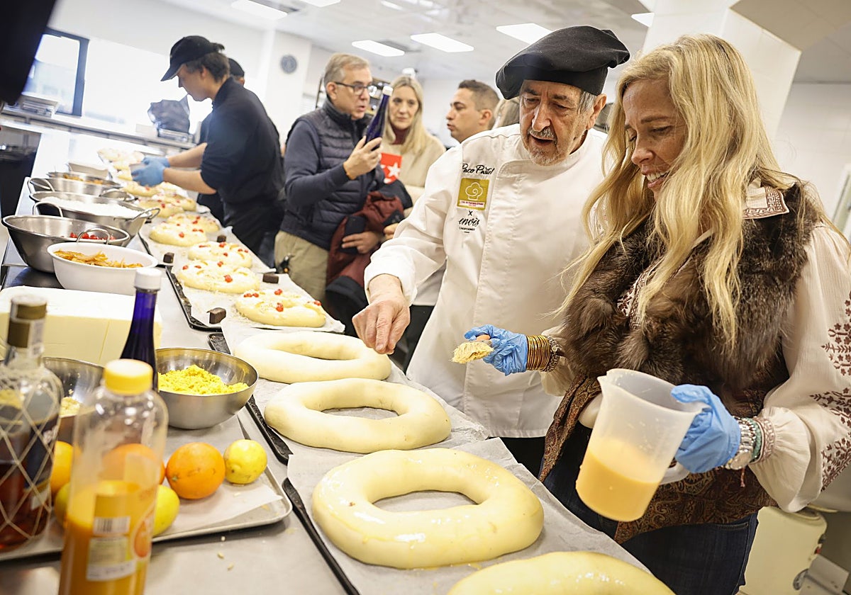 La consejera de Economía, Rocío Albert, durante su visita a Paco Pastel, en San Lorenzo de El Escorial