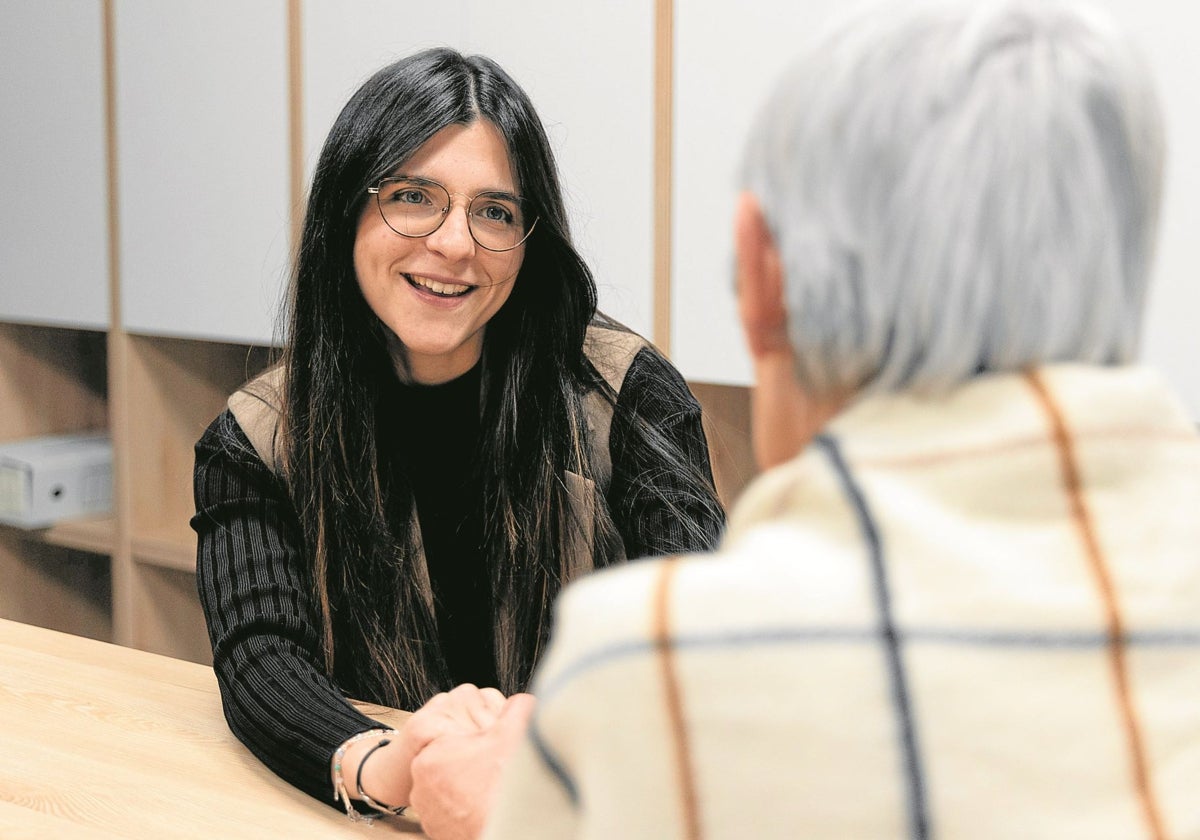 Raquel, profesional del teléfono 'Cerca de ti', toma la mano de Araceli