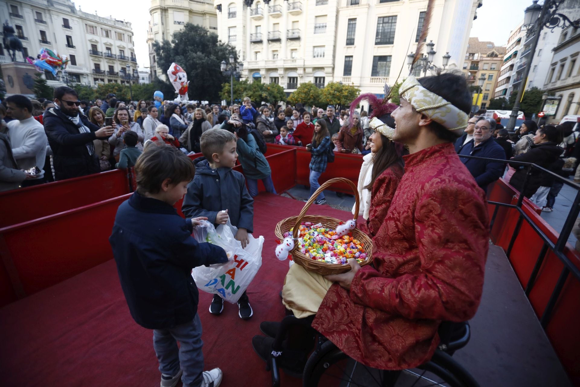 El populoso desfile de la cartera real en Córdoba, en imágenes