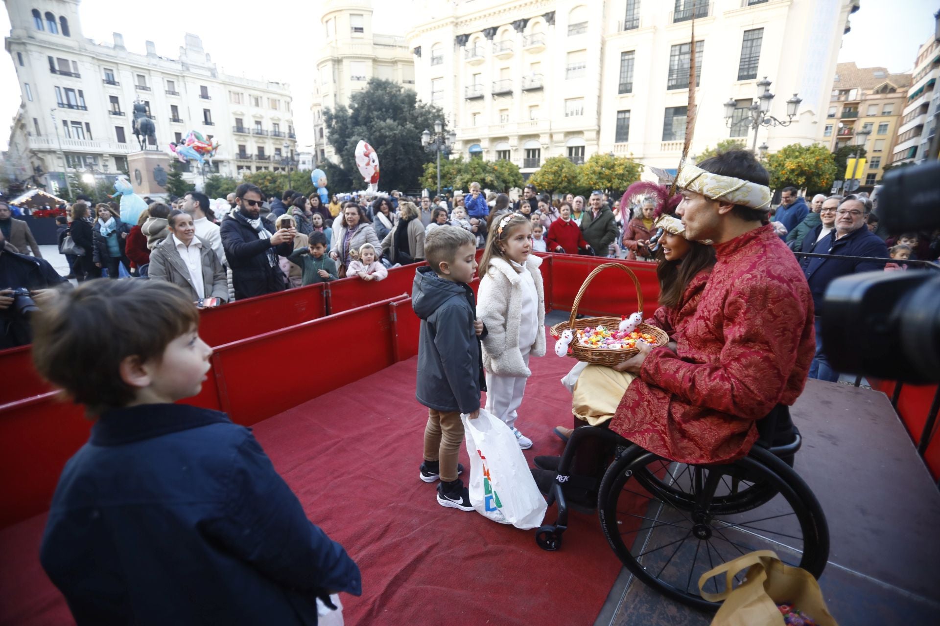 El populoso desfile de la cartera real en Córdoba, en imágenes