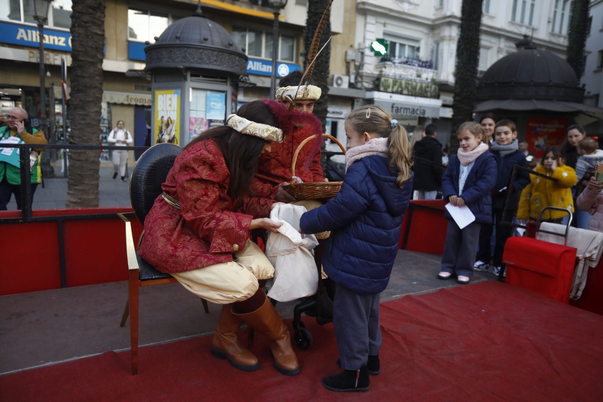 El populoso desfile de la cartera real en Córdoba, en imágenes