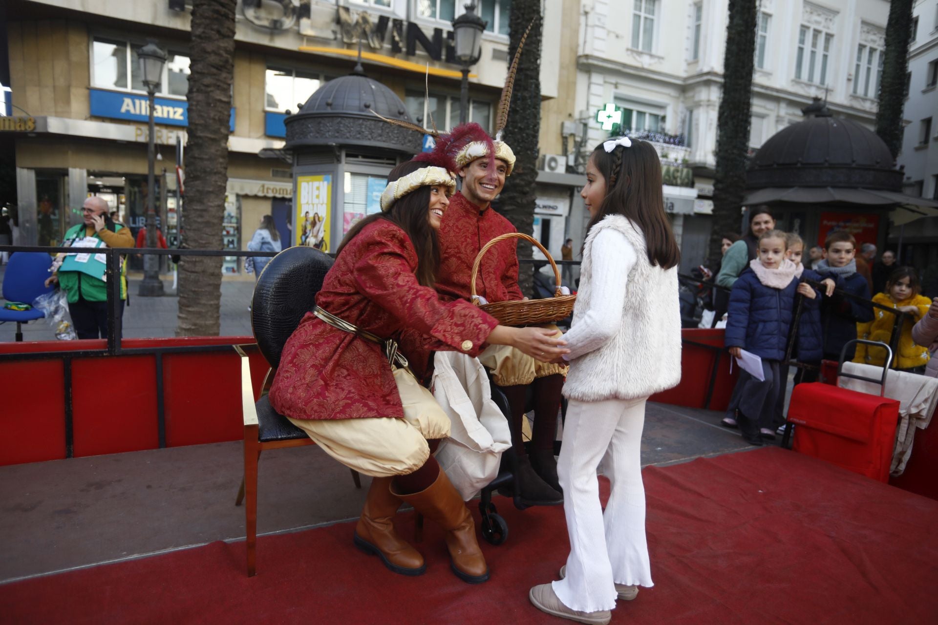 El populoso desfile de la cartera real en Córdoba, en imágenes