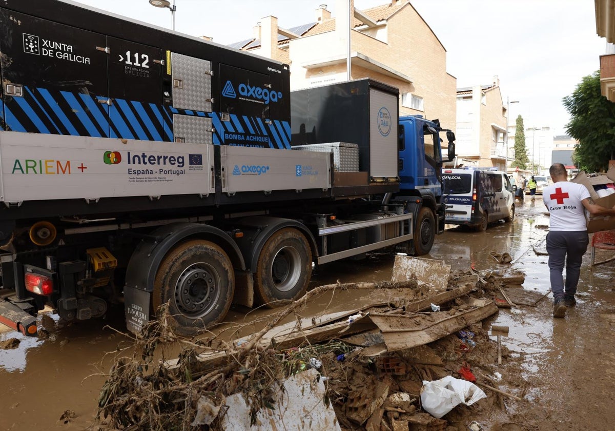 Una calle afectada por las riadas en la provincia de Valencia