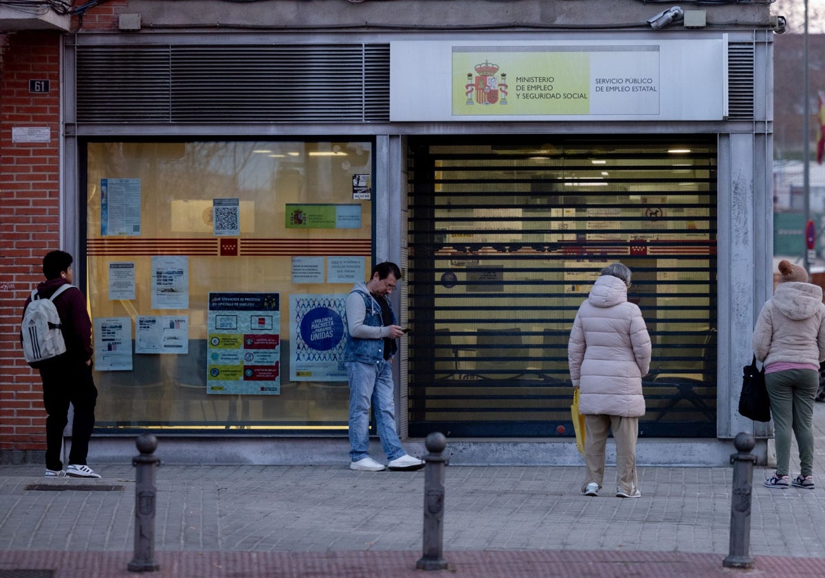 Varias personas en la puerta de una oficina del SEPE