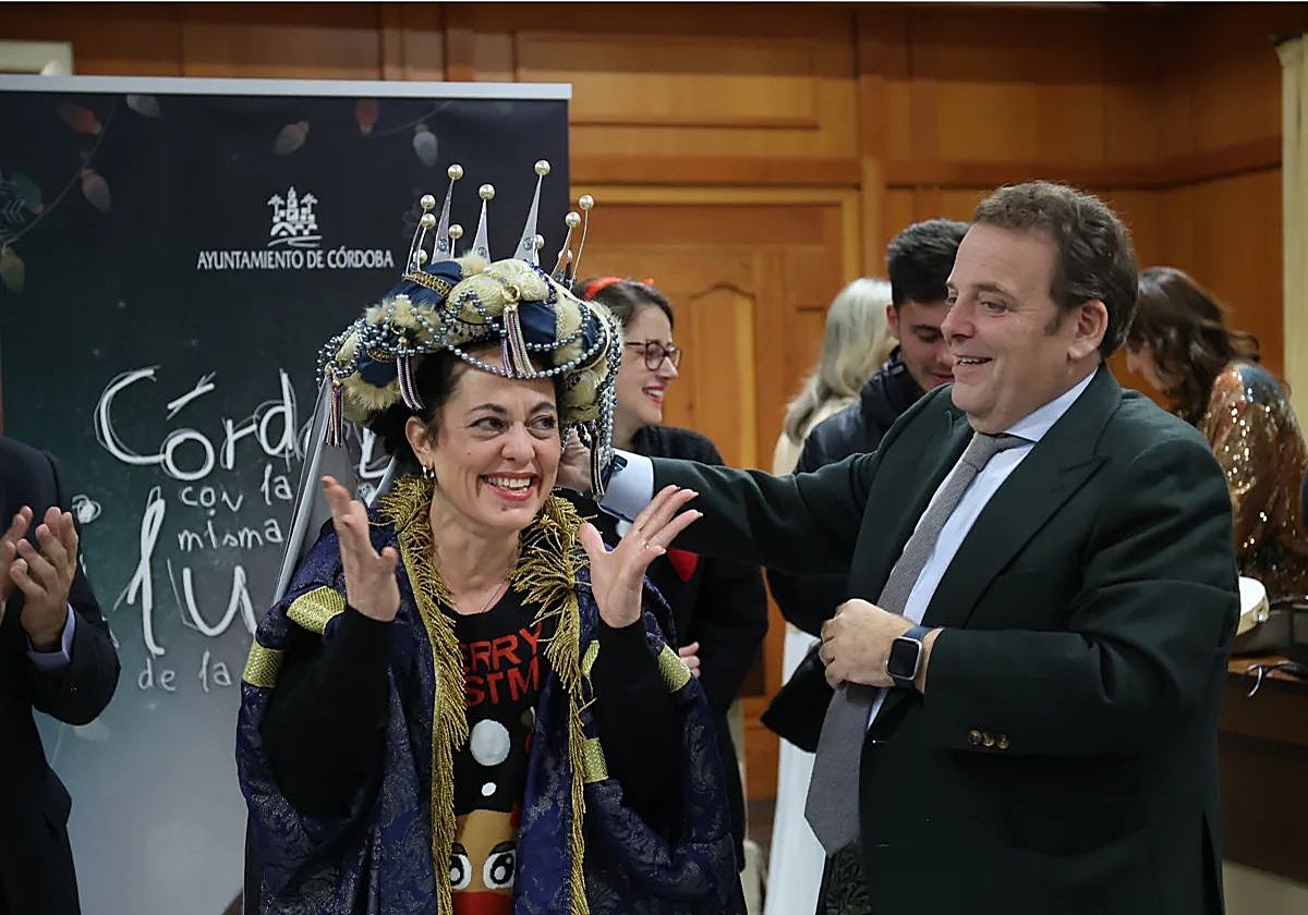 El concejal de Festejos del Ayuntamiento de Córdoba Julián Urbano junto a Isabel Bueno