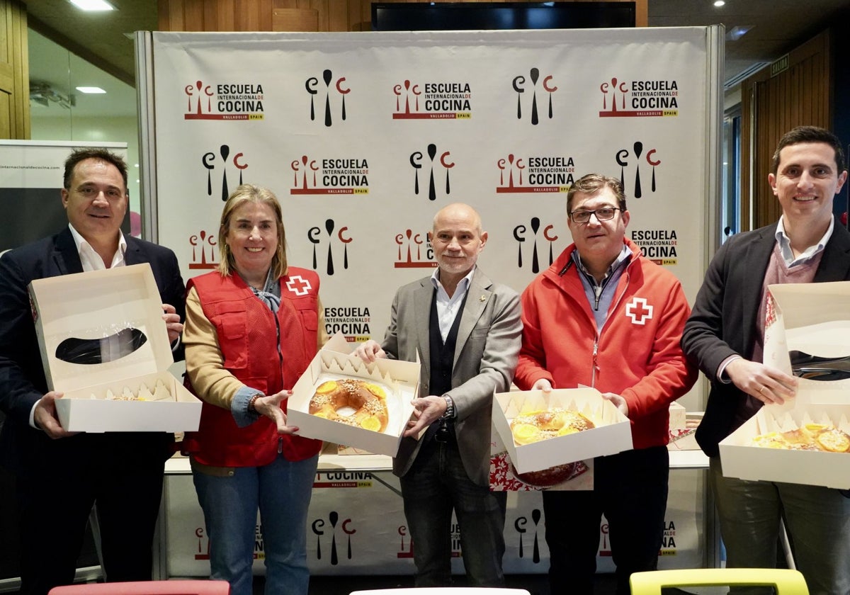 La Escuela Internacional de Cocina de la Cámara de Valladolid entrega sus tradicionales roscones solidarios a favor de Cruz Roja para acompañar a las personas sin hogar en el Día de Reyes