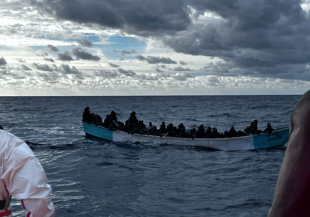 Rescatados tres cayucos en Canarias con 145 migrantes y se busca a uno más