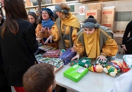 Los niños de la zona cero de la dana reciben los primeros regalos de los Reyes Magos