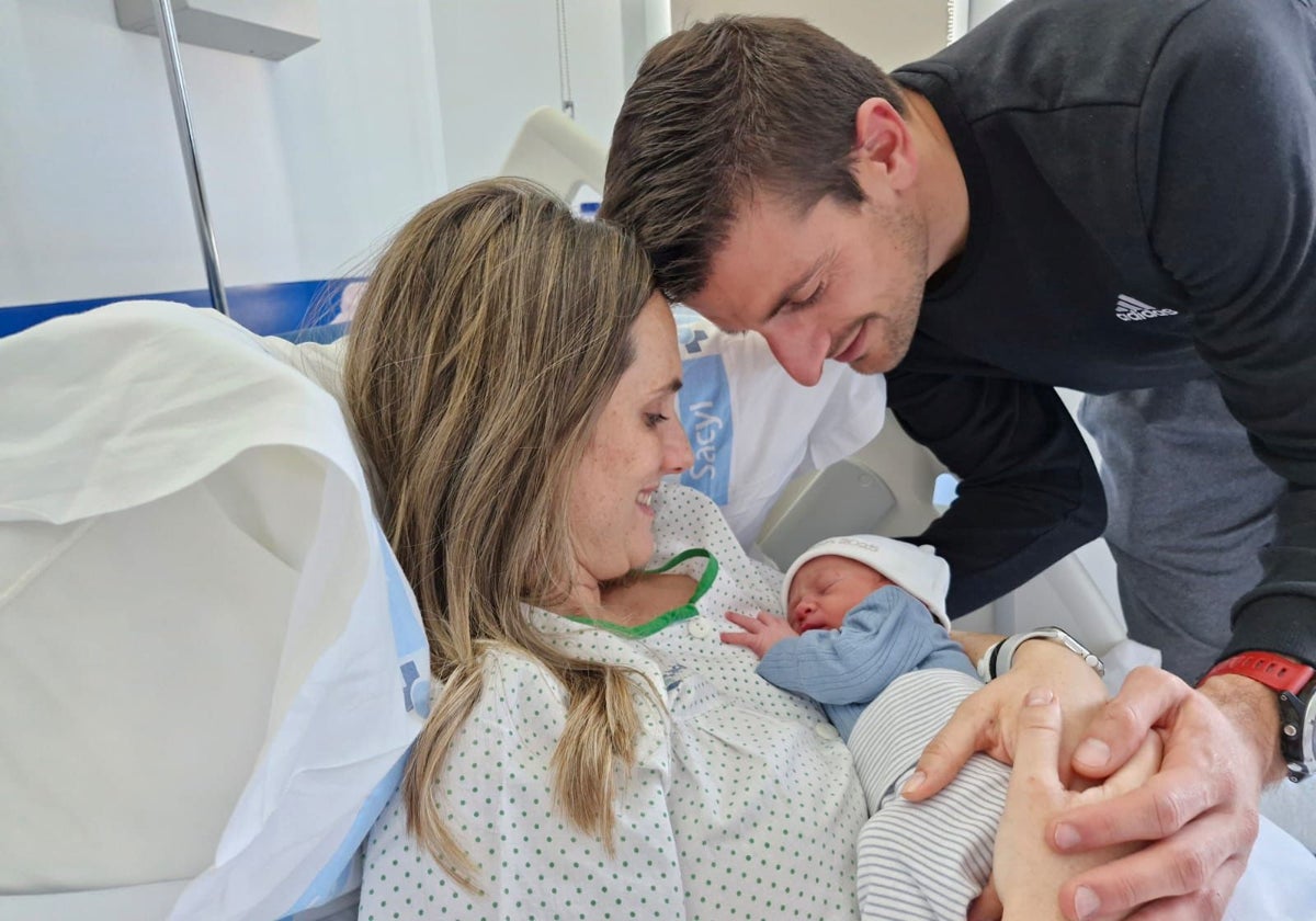 Ander, el primer bebé del año en Soria, con sus padres, Marta y Diego