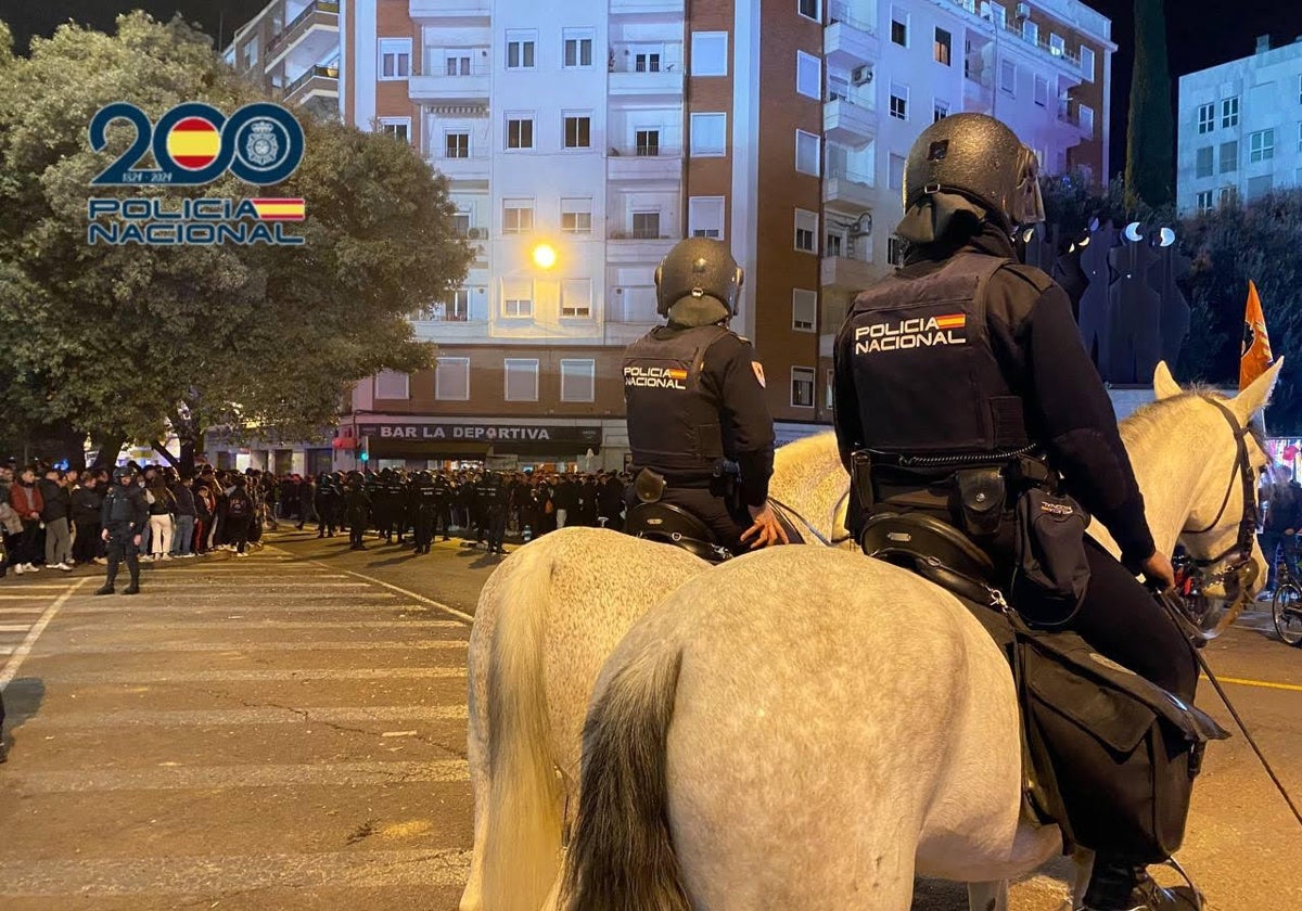 Imagen de agentes de la Policía Nacional en los aledaños de Mestalla antes del Valencia-Real Madrid