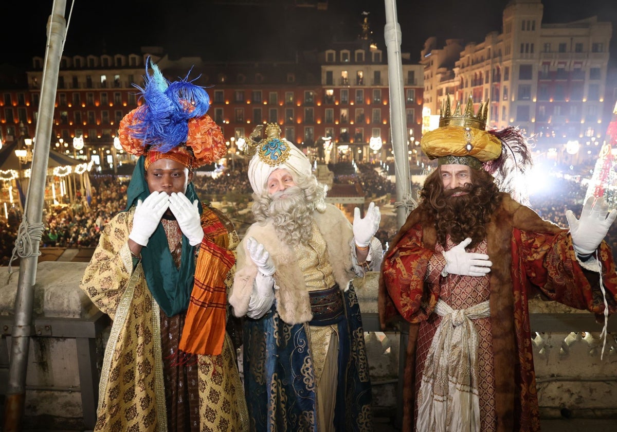 Melchor, Gaspar y Baltasar saludan desde el balcón del Ayuntamiento de Valladolid en la cabalgata de 2024.