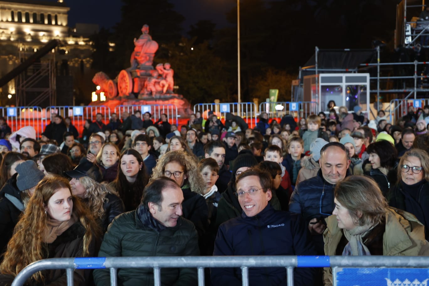 El alcalde de Madrid, José Luis Martínez-Almeida, espera la llegada de los Reyes Magos en el Palacio de Cibeles