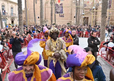 Imagen secundaria 1 - Los Reyes Magos han llegado a la plaza de la Catedral de Almería