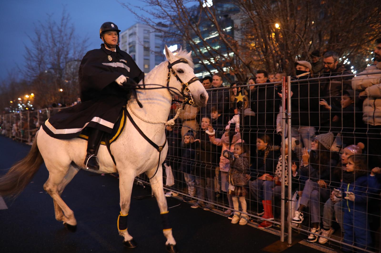 Un agente de la Policía Nacional a caballo vigila que todo transcurra en orden durante la cabalgata