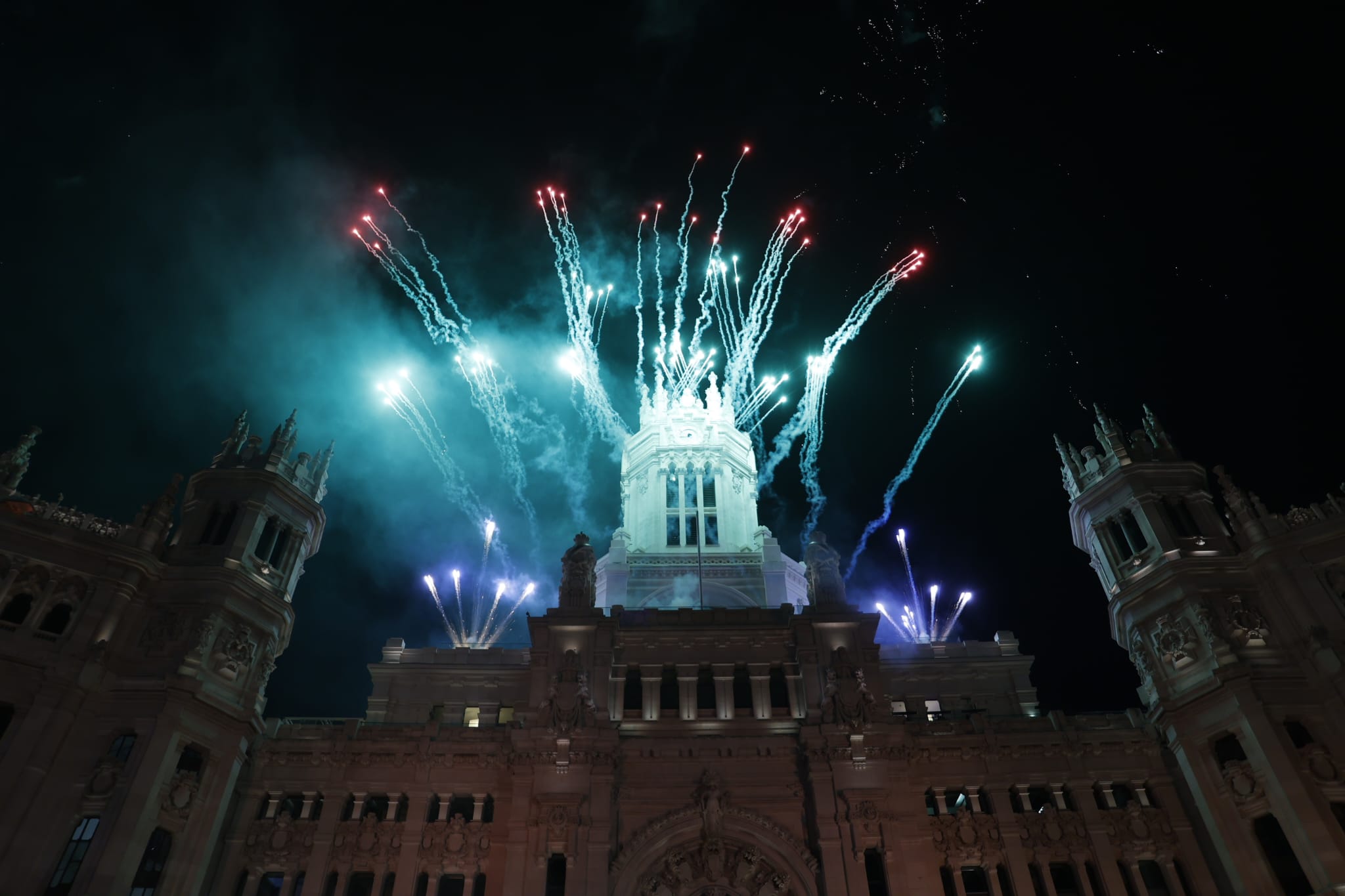 Un espectáculo de fuegos artificiales pone fin a la cabalgata de los Reyes en Madrid