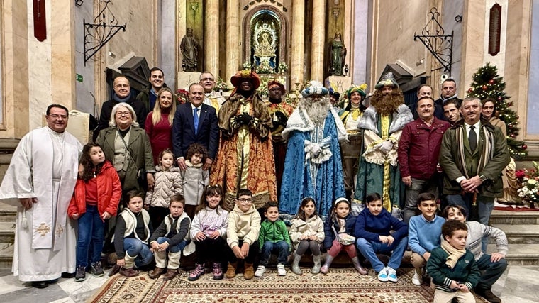 Los Reyes Magos con el equipo de Gobierno de Talavera y niños que han acudido a la Basílica del Prado