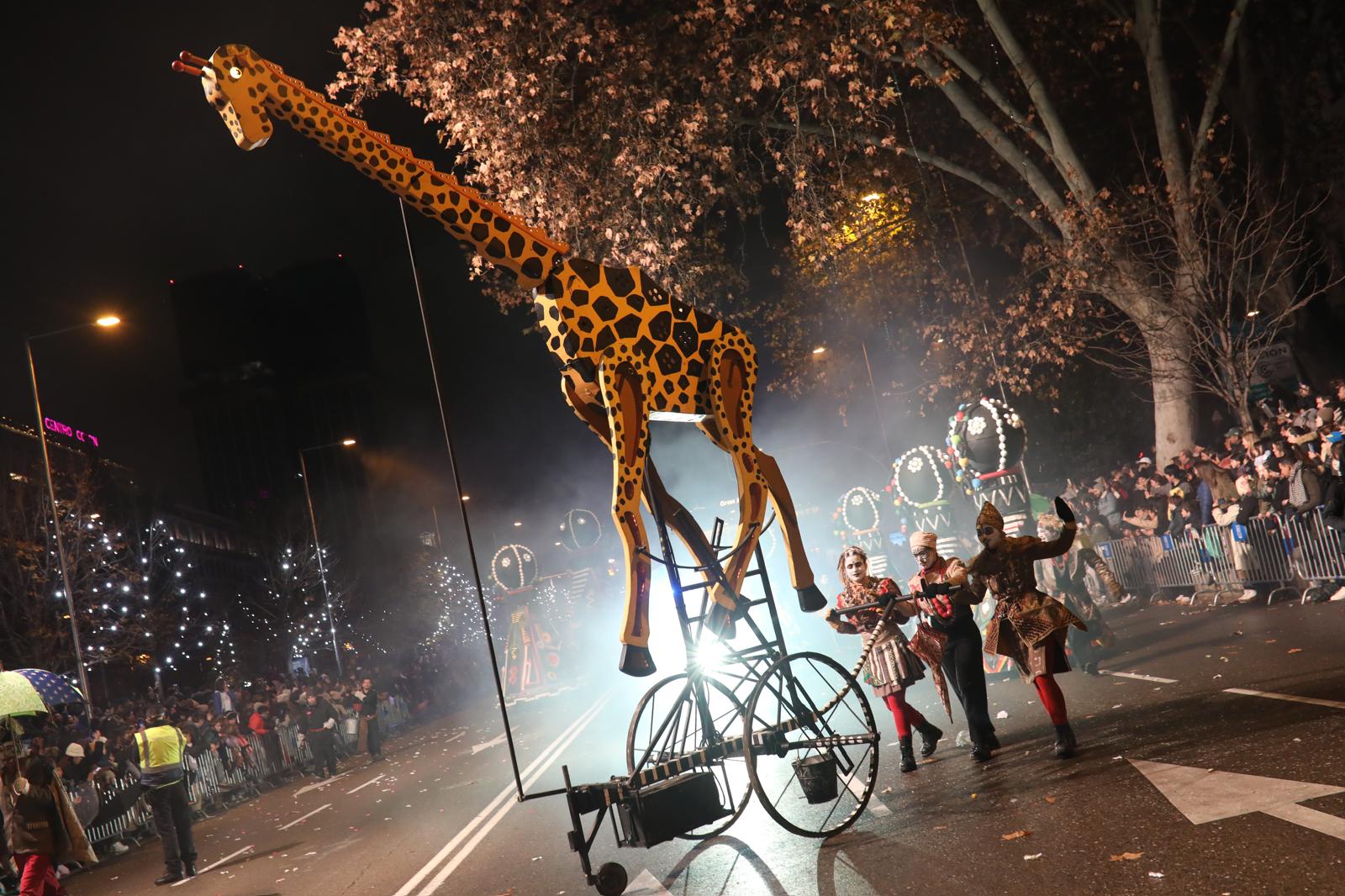 Los séquitos de los Reyes Magos desfilan por Madrid en la cabalgata