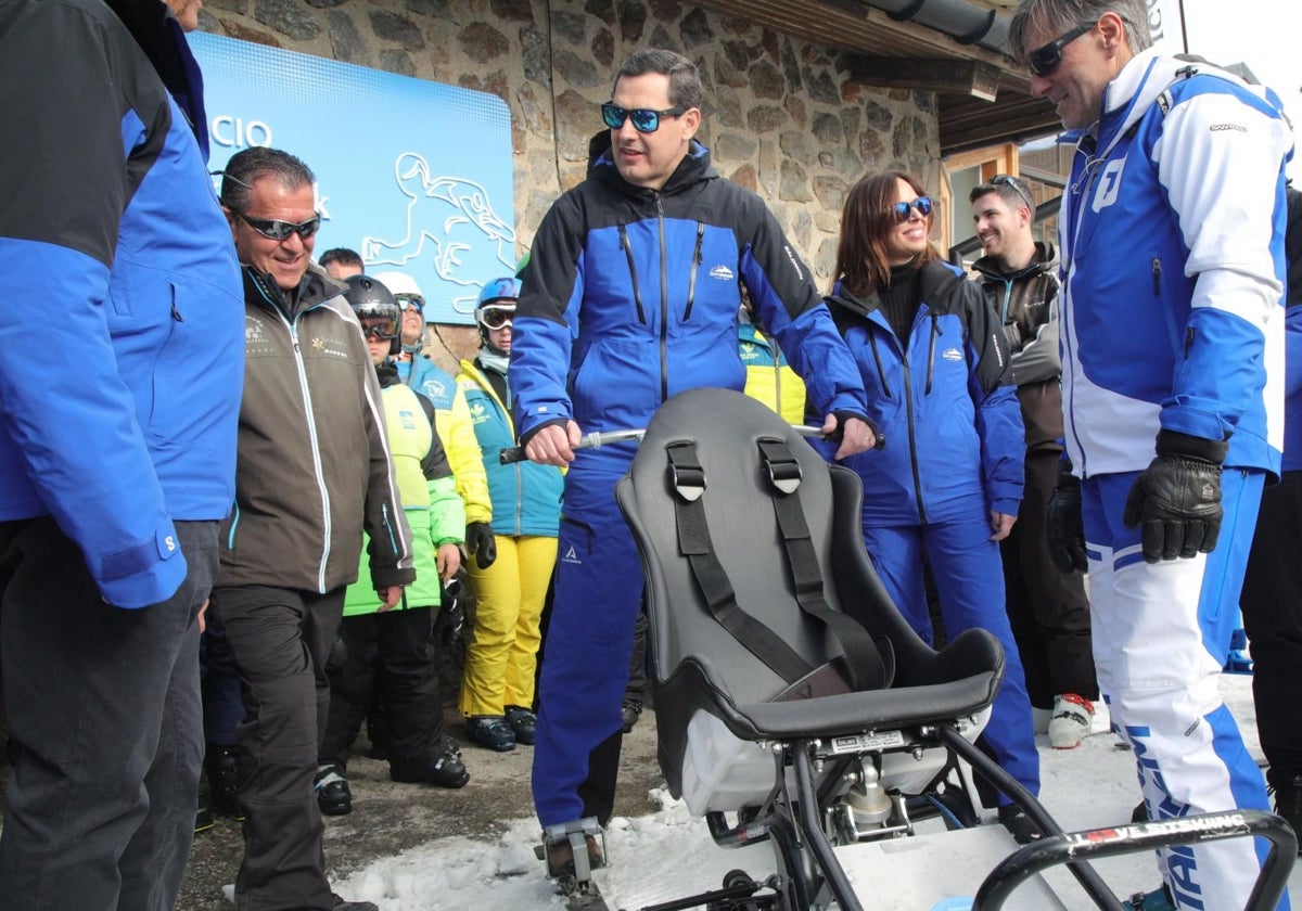 El presidente andaluz, Juanma Moreno, en la estación de esquí de Sierra Nevada