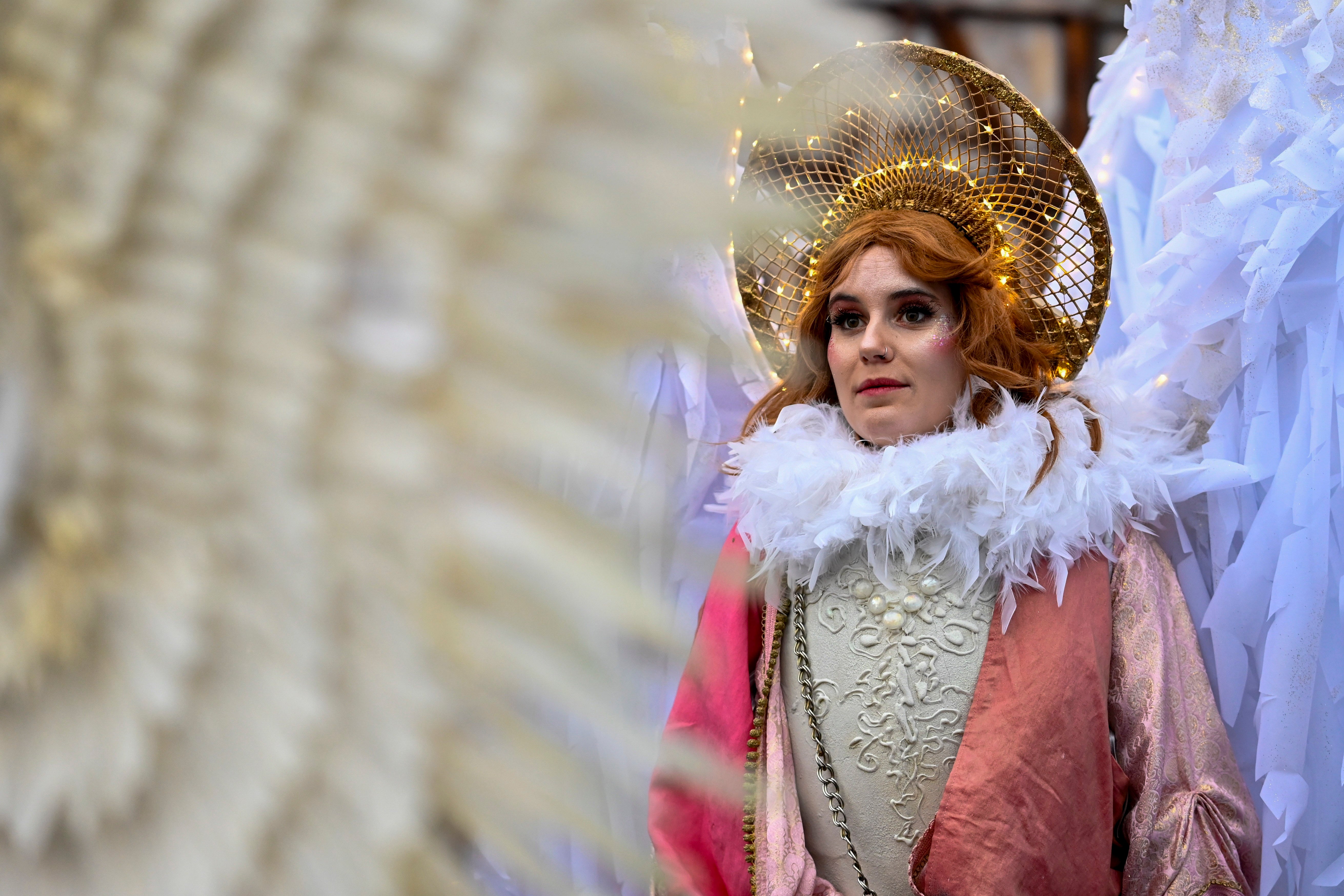 Una mujer desfila en el séquito de los Reyes Magos en la cabalgata de Madrid