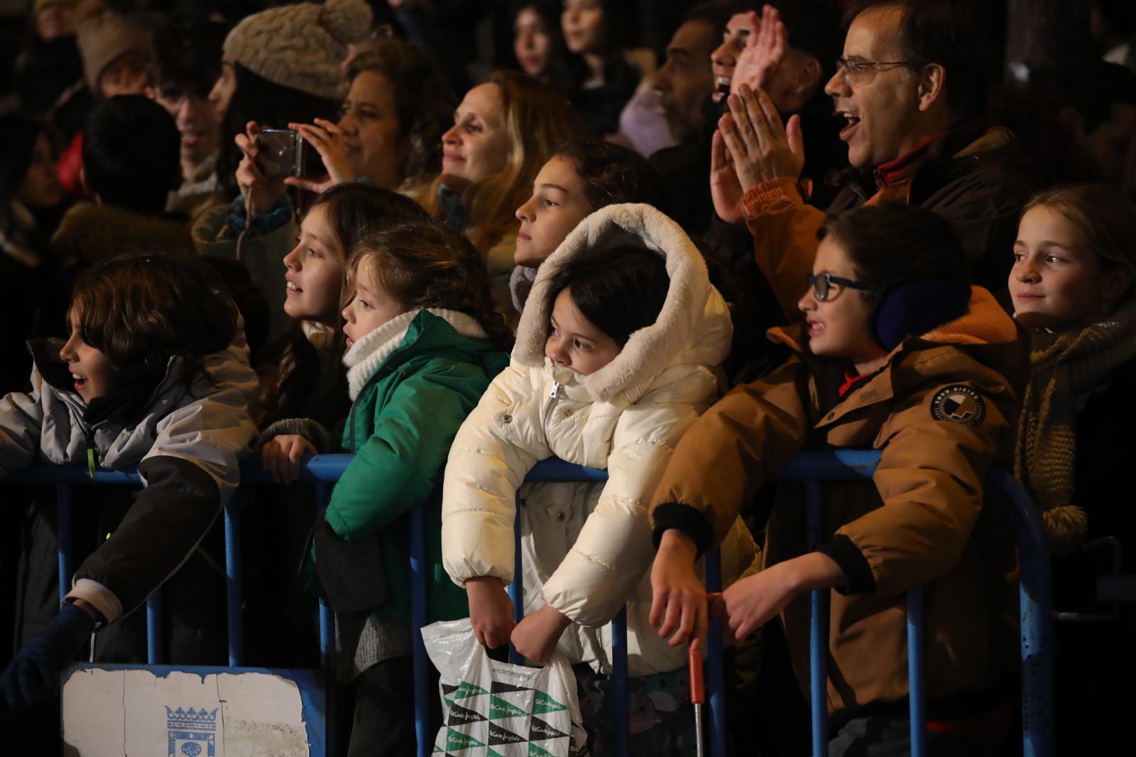 Varios niños observan la cabalgata de los Reyes Magos en Madrid