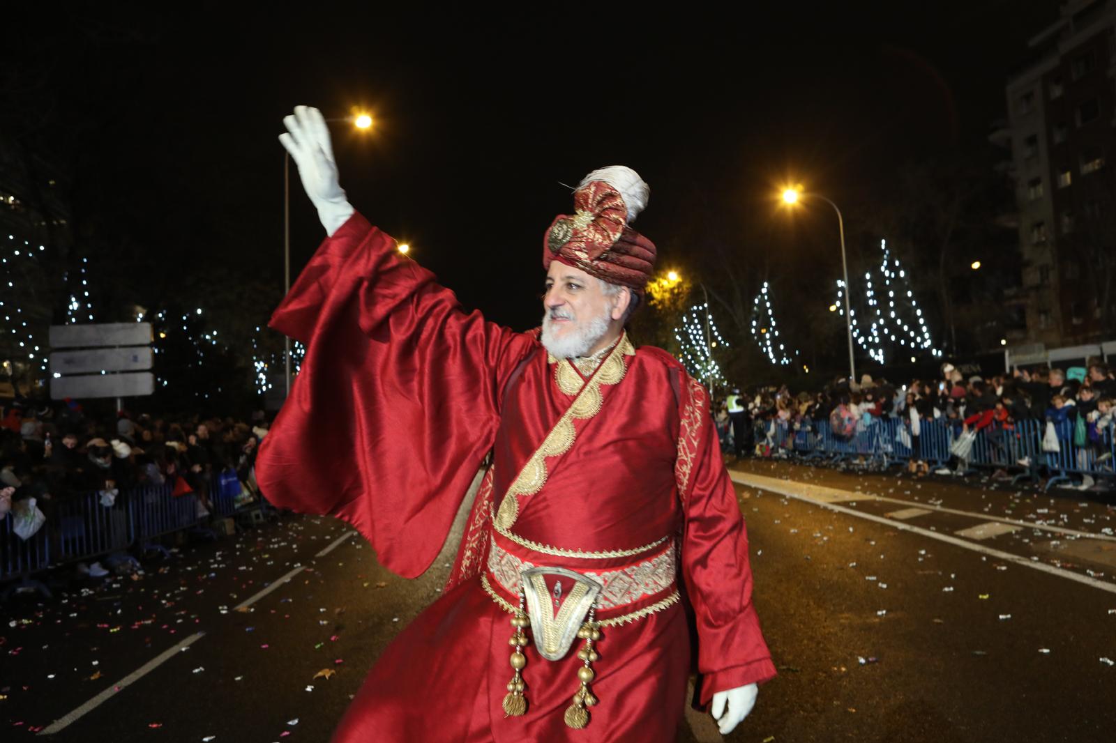 Uno de los pajes de los Reyes Magos saluda a los niños de Madrid