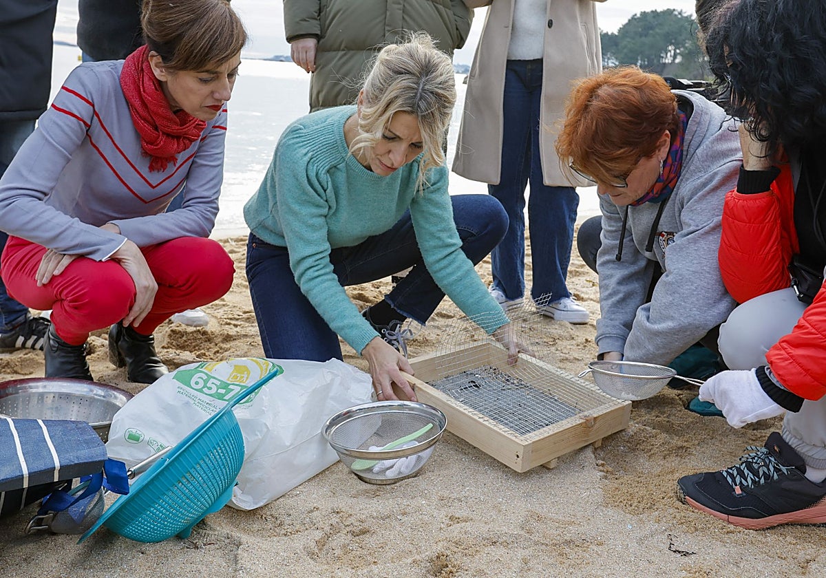 Yolanda Días y la candidata de Sumar en las autonómicas recogiendo pellets