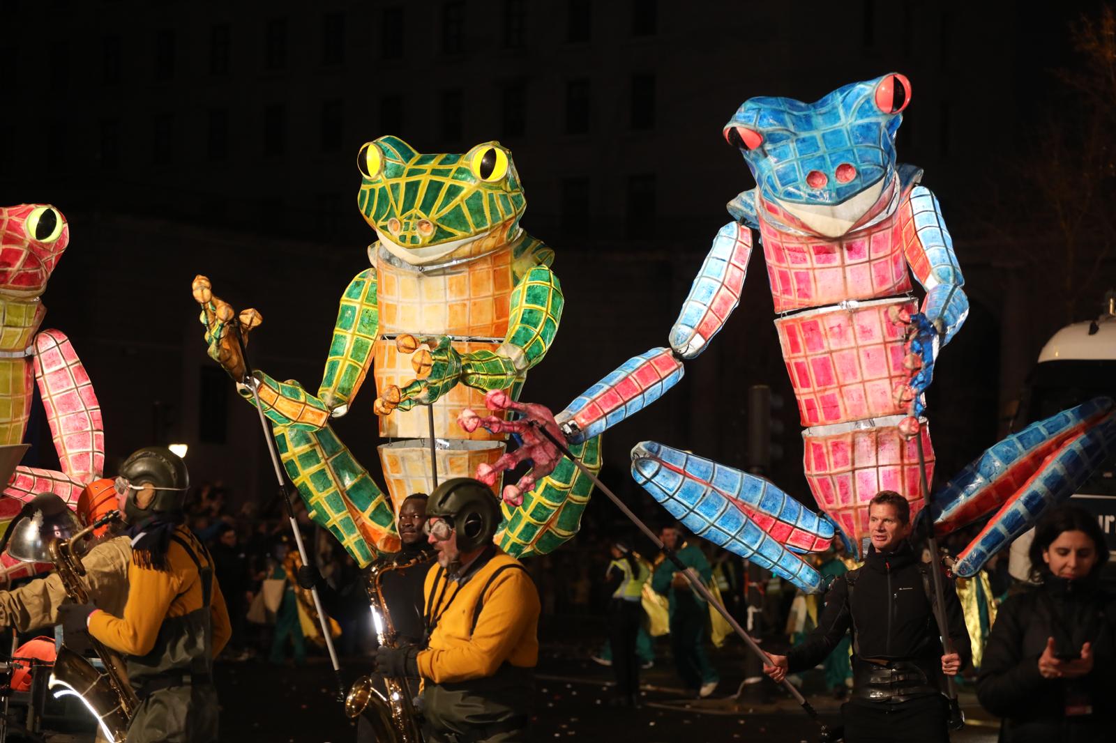 Ranas gigantes en el recorrido de la cabalgata