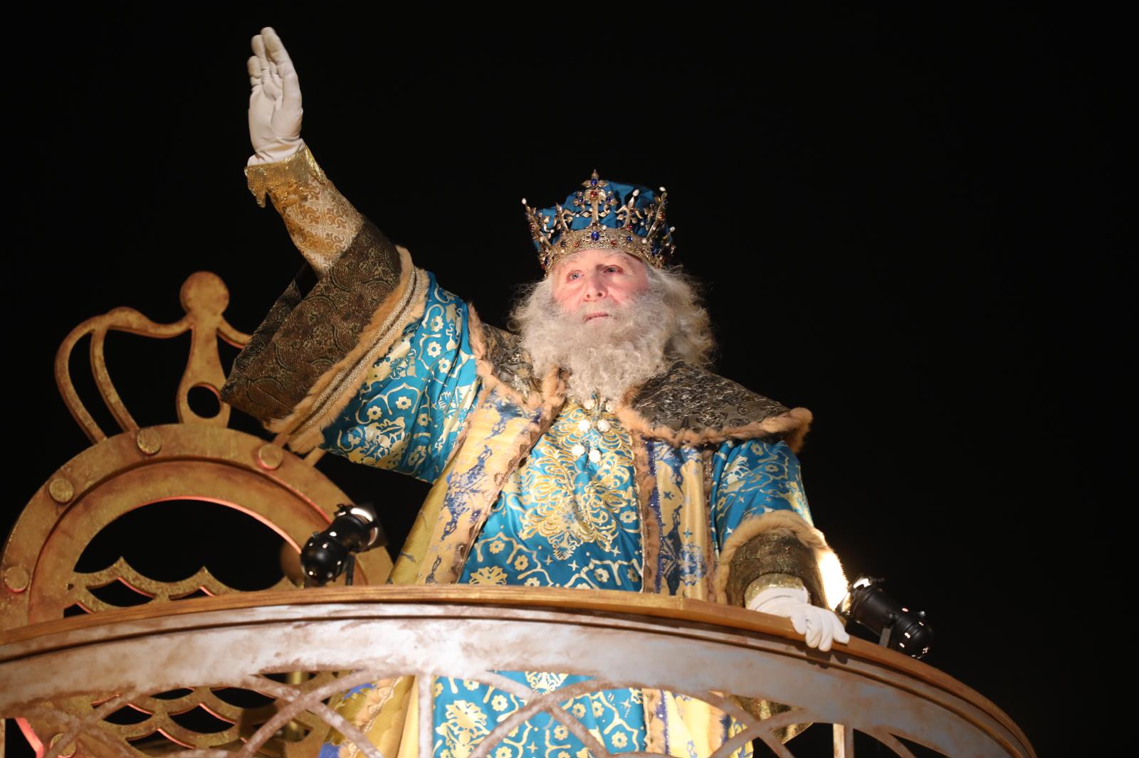 El Rey Melchor saluda a los niños en  la cabalgata de Madrid