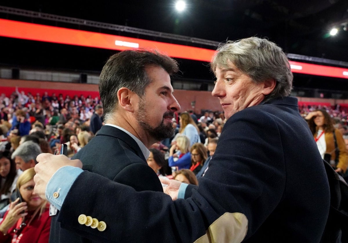 Luis Tudanca y Carlos Martínez se saludan en el Congreso Federal del PSOE celebrado en noviembre en Sevilla