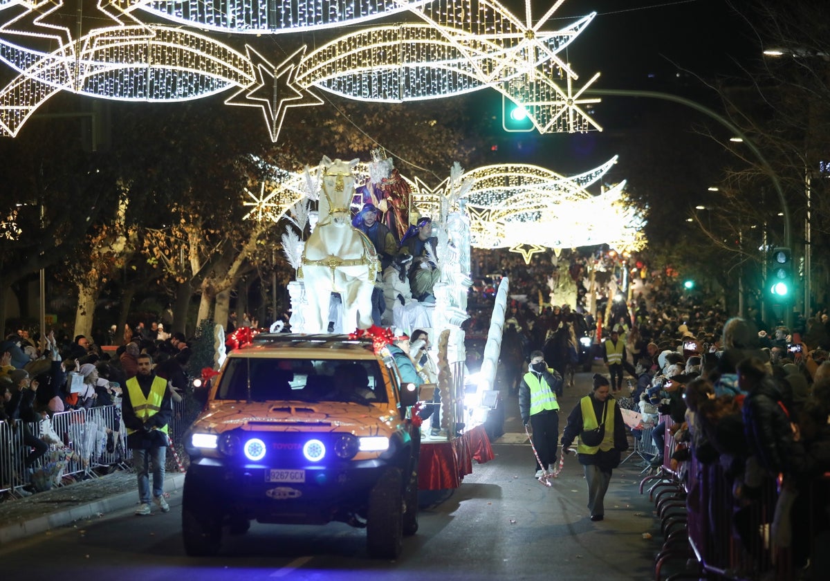 Melchor en su carroza es aclamado por miles de toledanos