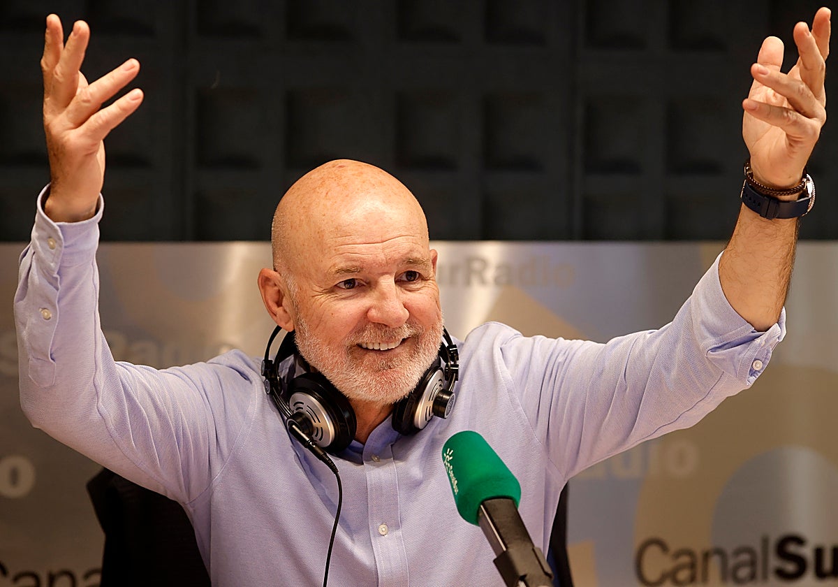 Jesús Vigorra en plena faena en Canal Sur Radio