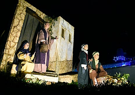 Imagen secundaria 1 - Diferentes carrozas de la cabalgata de los Reyes Magos de Higuera de la Sierra